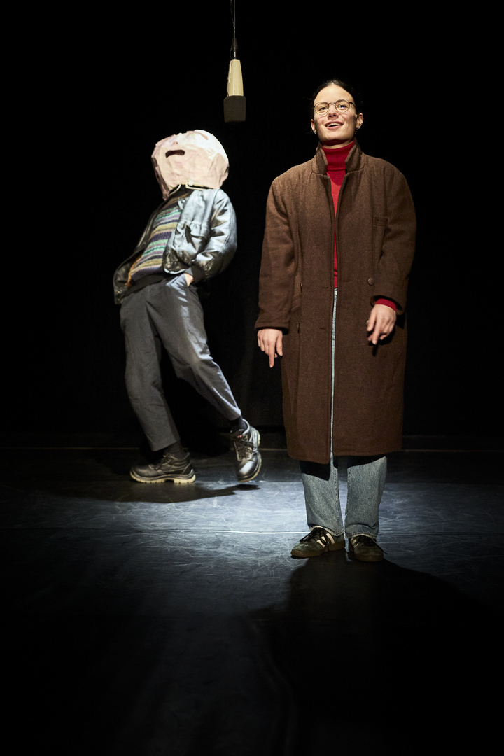Léna Bokobza-Brunet, Pauline Chagne et Léa Moreau dans Médusée, avec une création lumière de Jérôme Baudouin, créateur lumière en danse, théâtre et spectacle vivant.