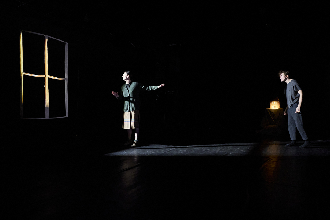 Léna Bokobza-Brunet, Pauline Chagne et Léa Moreau dans Médusée, avec une création lumière de Jérôme Baudouin, créateur lumière en danse, théâtre et spectacle vivant.