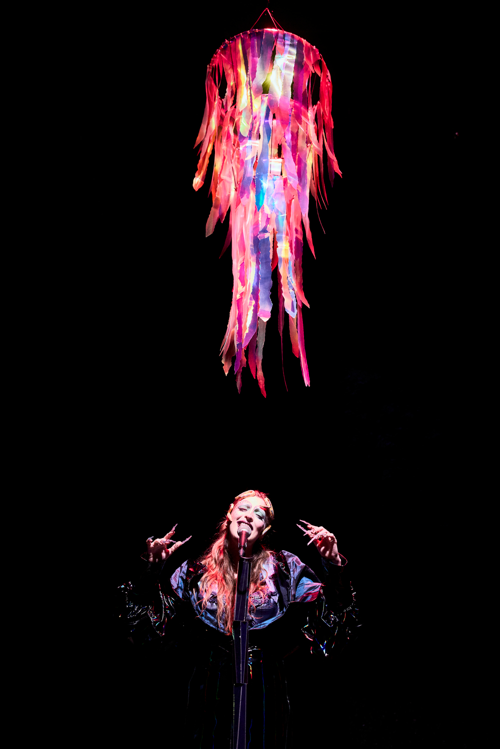 Léna Bokobza-Brunet, Pauline Chagne et Léa Moreau dans Médusée, avec une création lumière de Jérôme Baudouin, créateur lumière en danse, théâtre et spectacle vivant.