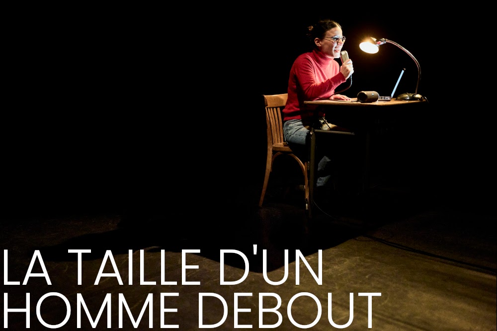 Hinda Abdelaoui dans le spectacle La taille d'un homme debout.
