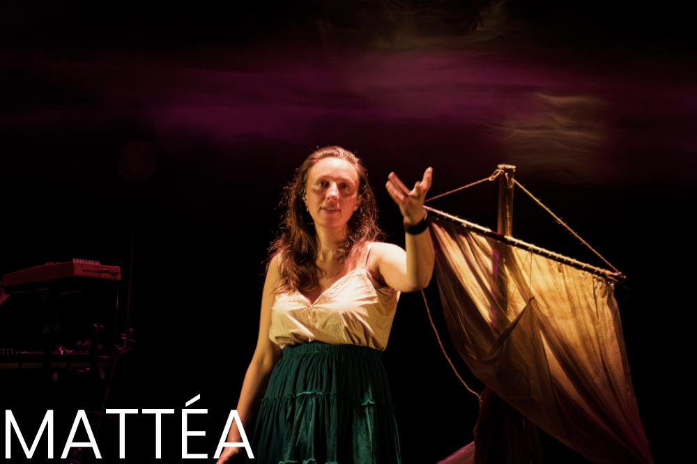 Alexandra Lacour jouantMattéa, devant un radeau, dans une lumière rose et ambre.