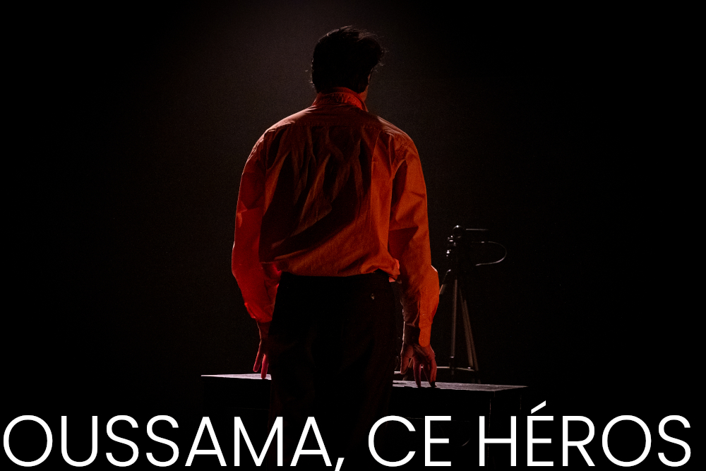 Photo du spectacle Oussama ce héros, de la compagnie Ultimato, montrant Damien Sobieraff de dos avec un éclairage en contre